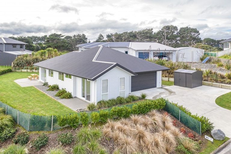 Photo of property in 33 Golf Vue Place, Castlecliff, Whanganui, 4501