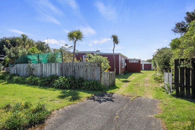 Photo of property in 9 Duncan Street, Waikawa Beach, Levin, 5573