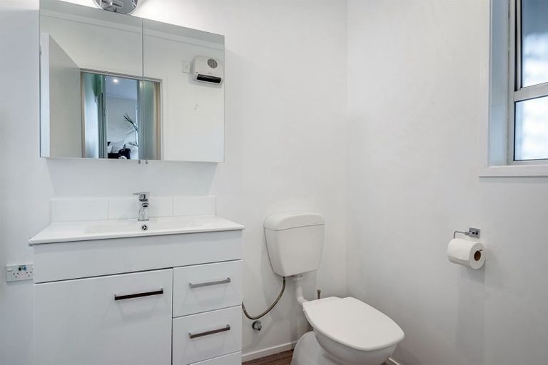 Photo of property in 1/290 Glenfield Road, Glenfield, Auckland, 0629