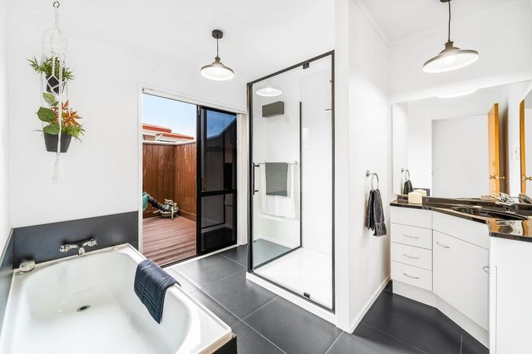 Photo of property in 32 Marina View Drive, West Harbour, Auckland, 0618