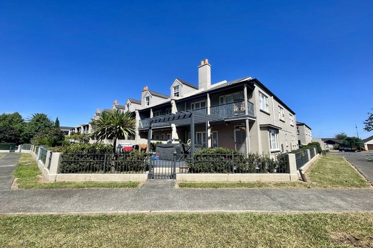Photo of property in 2 Leneford Drive, East Tamaki, Auckland, 2013
