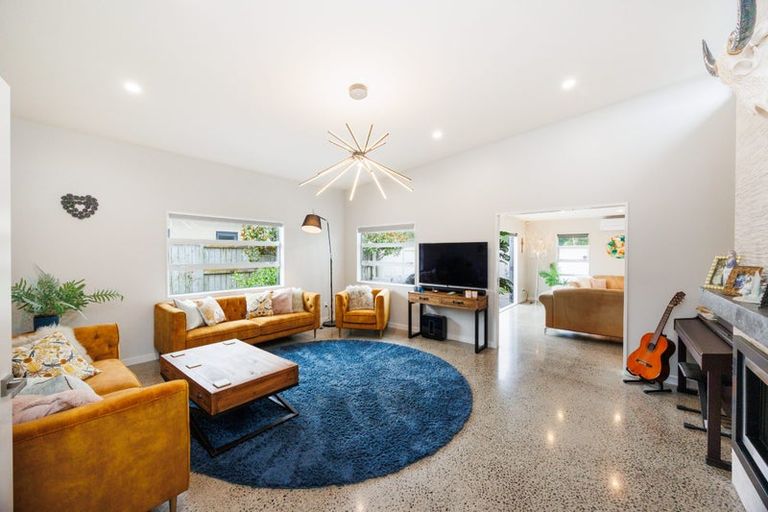 Photo of property in 2 Chestnut Close, Kelvin Grove, Palmerston North, 4414