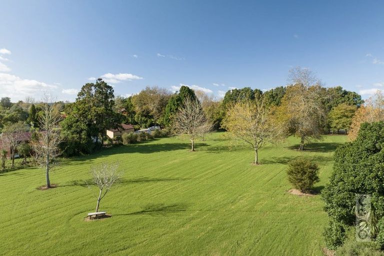 Photo of property in 408 Taupaki Road, Kumeu, 0892