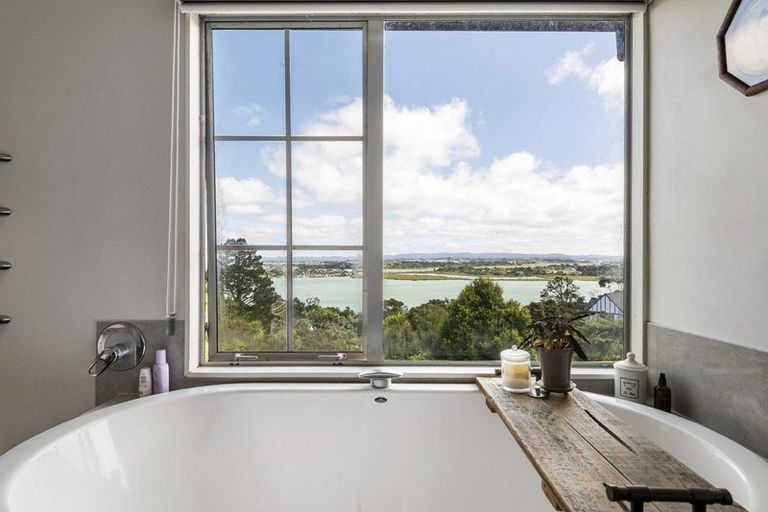 Photo of property in 5 Chatham Avenue, Paremoremo, Auckland, 0632