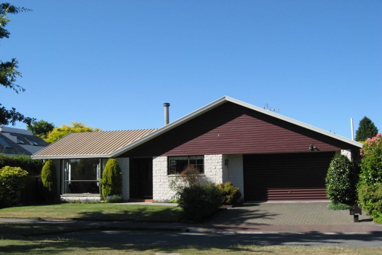 Photo of property in 16 Crosdale Place, Burnside, Christchurch, 8042