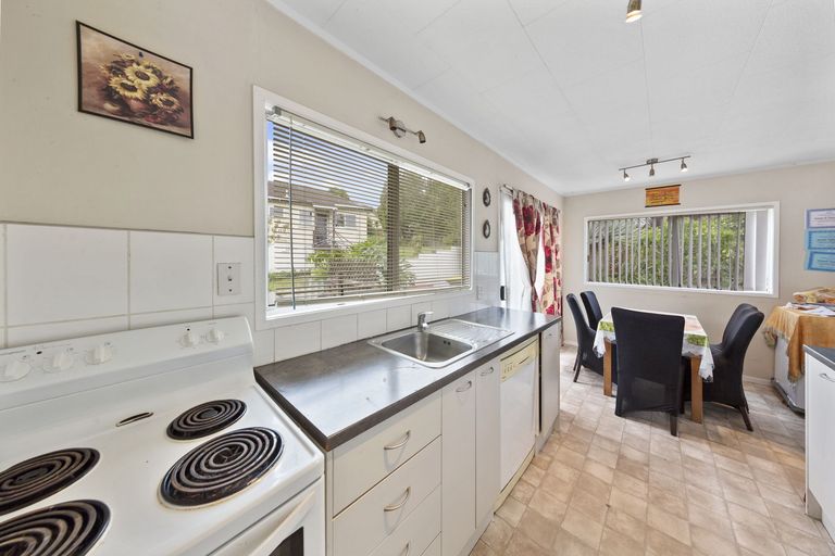 Photo of property in 56 Peverill Crescent, Papatoetoe, Auckland, 2025