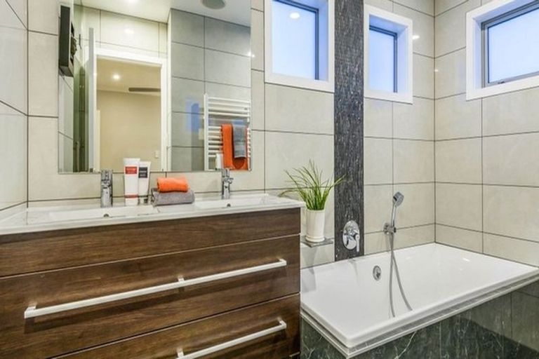 Photo of property in 27 Lagoon Way, West Harbour, Auckland, 0618