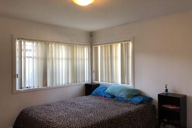 Photo of property in 1/9 Kirrie Avenue, Te Atatu South, Auckland, 0610
