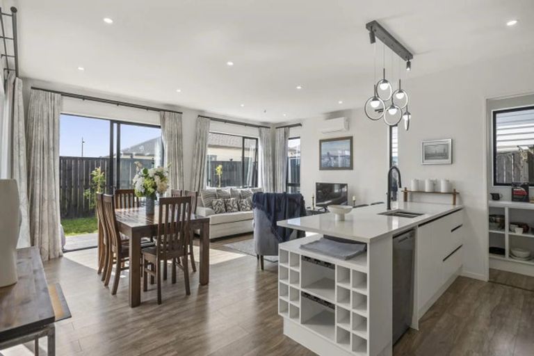 Photo of property in 11 Koiora Road, Clarks Beach, 2122