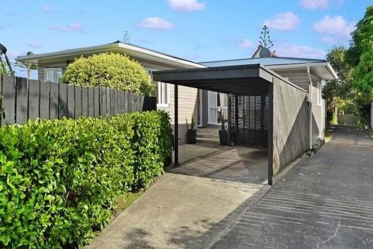 Photo of property in 1/33 Sunnyhaven Avenue, Beach Haven, Auckland, 0626