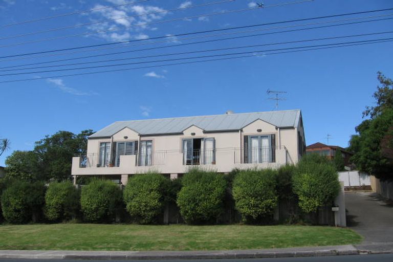 Photo of property in 1/865 Beach Road, Waiake, Auckland, 0630