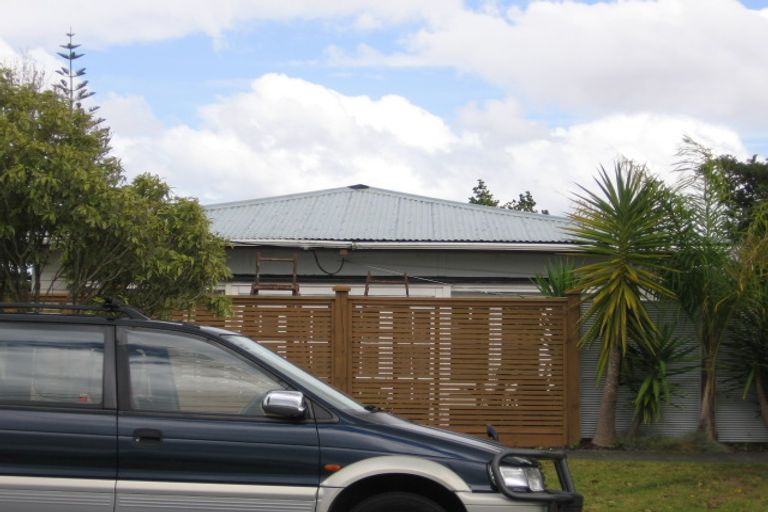 Photo of property in 1/75 Beach Haven Road, Beach Haven, Auckland, 0626