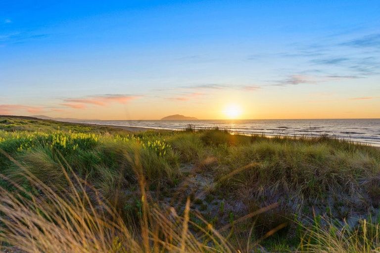 Photo of property in 60 Sarah Street, Waikawa Beach, Levin, 5573