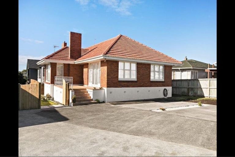 Photo of property in 4287 Great North Road, Glendene, Auckland, 0602