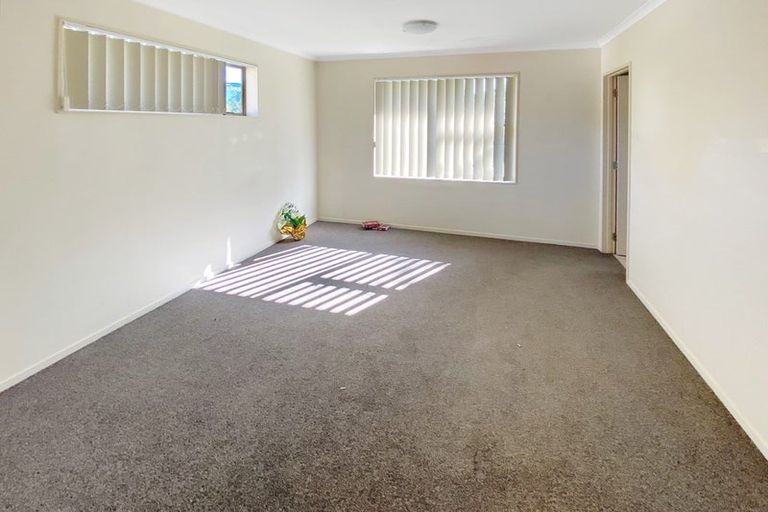Photo of property in 10 Burton's Drive, Swanson, Auckland, 0614