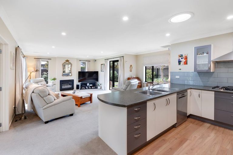 Photo of property in 8 Gwen Place, Redwood, Christchurch, 8051