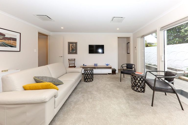 Photo of property in 2/19 Seaview Avenue, Northcote, Auckland, 0627