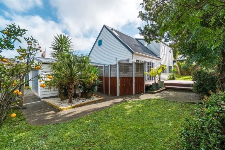 Photo of property in 2/210 Sunnynook Road, Totara Vale, Auckland, 0627