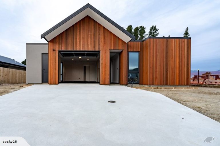 Photo of property in 40 Mount Creighton Crescent, Wanaka, 9305