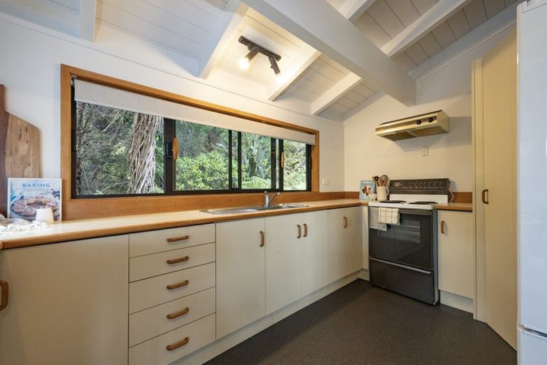 Photo of property in 109 Seaview Road, Piha, 0772