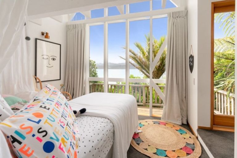 Photo of property in 6 Nakora Road, Karaka Bays, Wellington, 6022