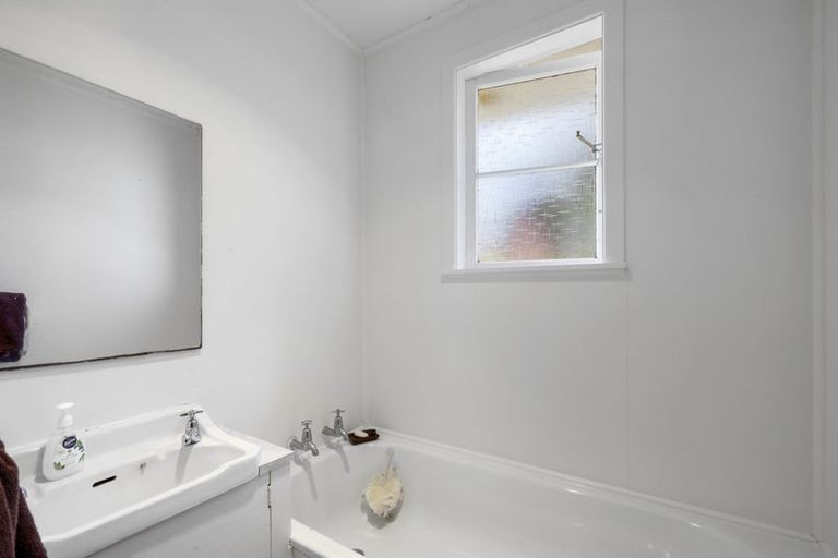 Photo of property in 10 Nash Street, Marfell, New Plymouth, 4310