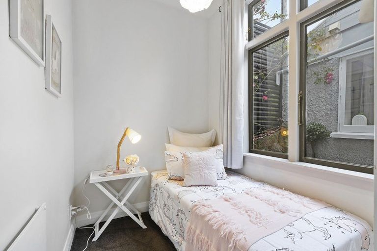 Photo of property in 26 Hawker Street, Mount Victoria, Wellington, 6011