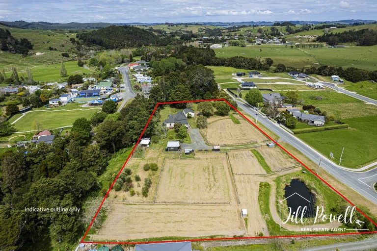 Photo of property in 32 Franklin Road, Paparoa, 0571
