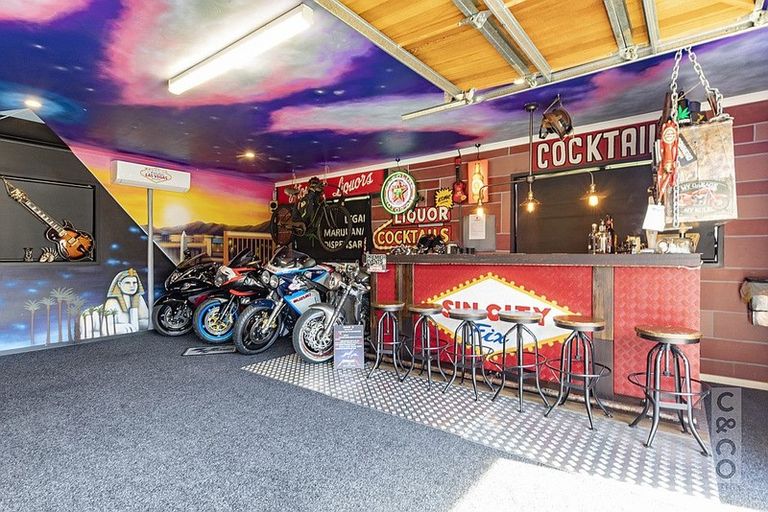 Photo of property in 8 Larmer Drive, Kumeu, 0810