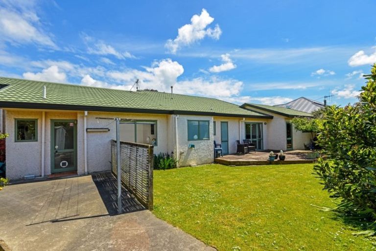 Photo of property in 32 Caroline Crescent, Highbury, Palmerston North, 4412
