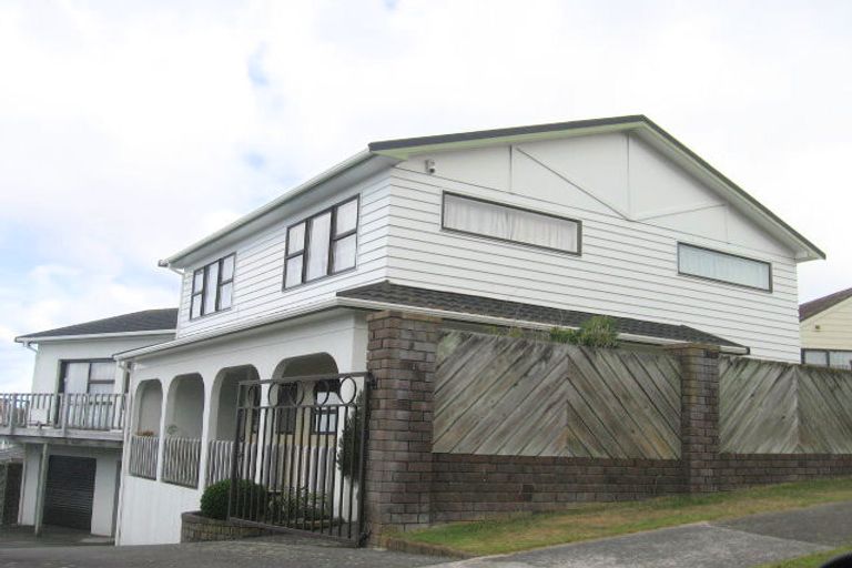 Photo of property in 11 Arahanga Grove, Maupuia, Wellington, 6022