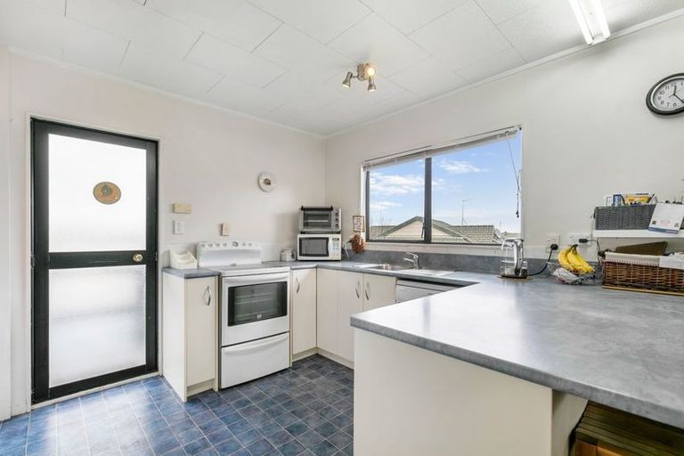 Photo of property in 2/23 Bernina Place, Weymouth, Auckland, 2103