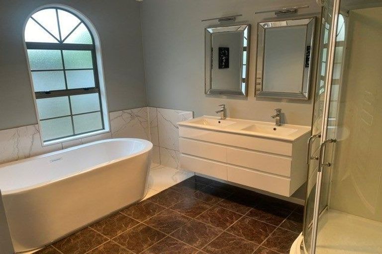 Photo of property in 11 Shelter Grove, Frankleigh Park, New Plymouth, 4310