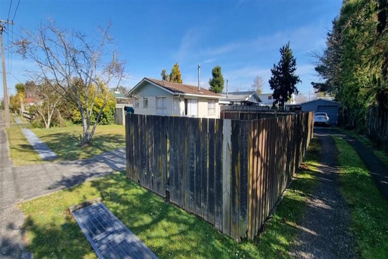 Photo of property in 8a Wyndham Road, Hannahs Bay, Rotorua, 3010