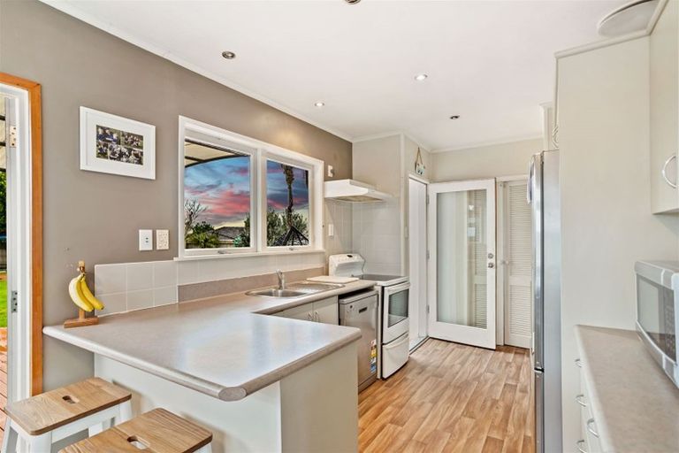 Photo of property in 6 Vina Place, Massey, Auckland, 0614