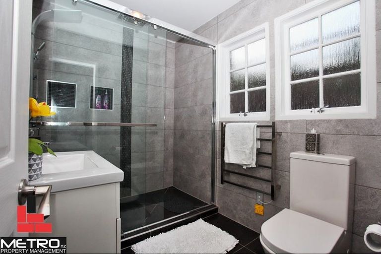 Photo of property in 20 Longbill Place, Glendene, Auckland, 0602