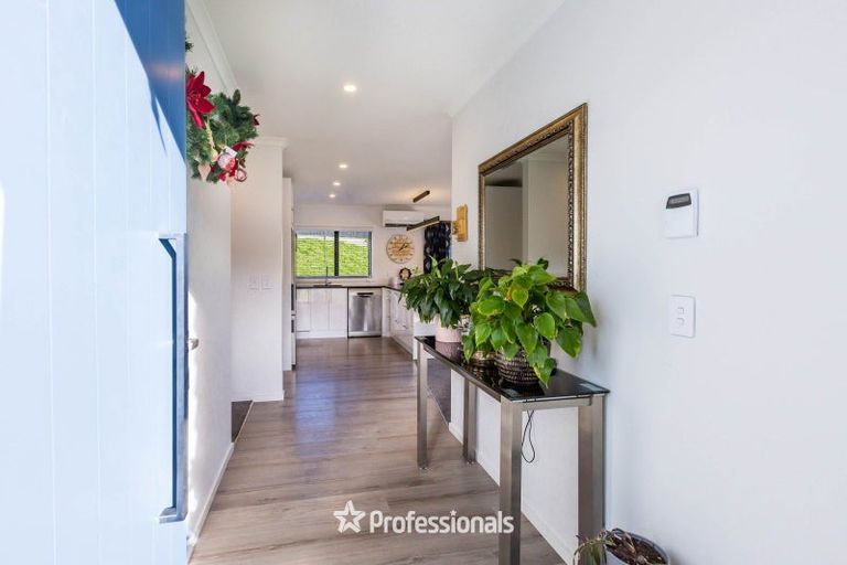 Photo of property in 3 Nikau Lane, Timberlea, Upper Hutt, 5018