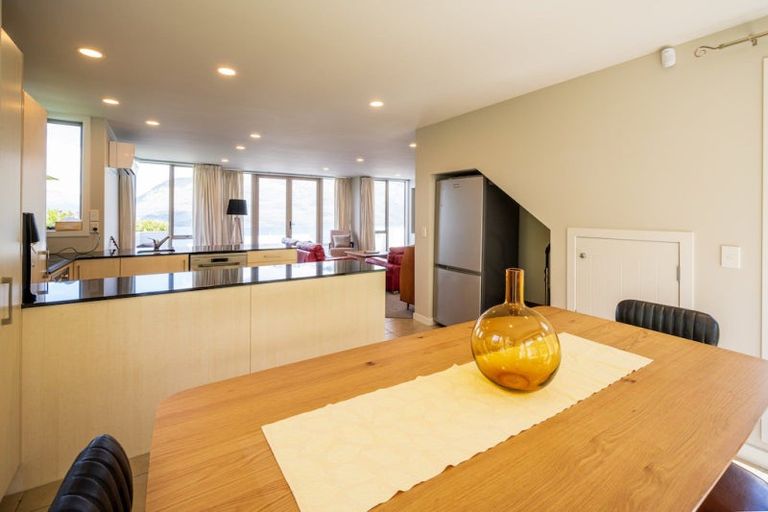 Photo of property in 72 Wynyard Crescent, Fernhill, Queenstown, 9300