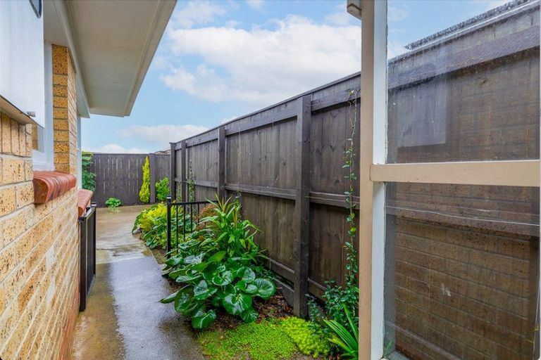 Photo of property in 26 Barron Drive, Green Bay, Auckland, 0604
