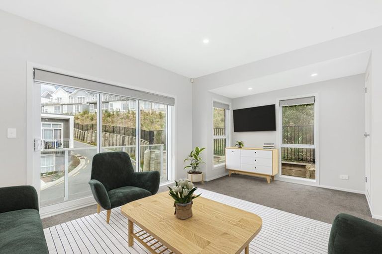 Photo of property in 5 Kohu Way, Whitby, Porirua, 5024