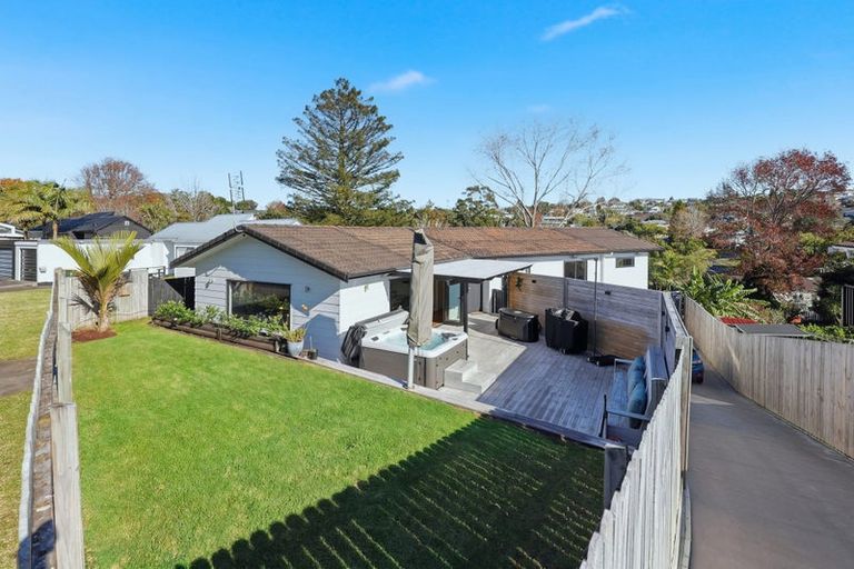 Photo of property in 64 Robbies Road, Shelly Park, Auckland, 2014