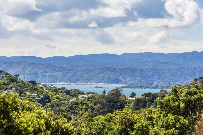 Photo of property in 1a Sandhurst Way, Crofton Downs, Wellington, 6035