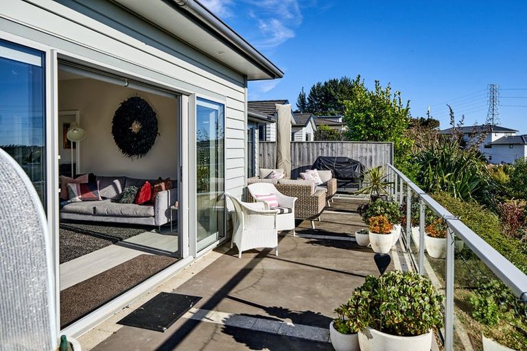 Photo of property in 10 Madeira Close, Whitby, Porirua, 5024