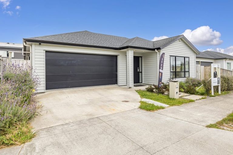 Photo of property in 15 Ropere Street, Kumeu, 0810