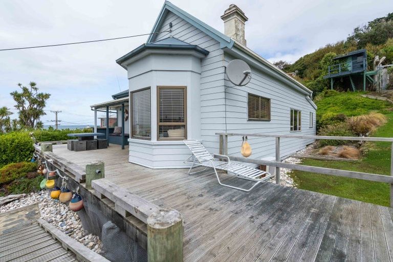 Photo of property in 90 Marine Parade, Bluff, 9814
