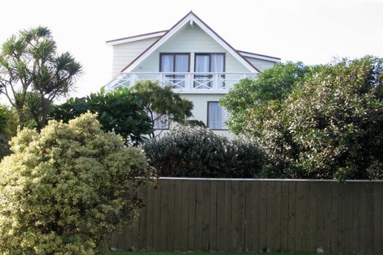 Photo of property in 33 Eruini Street, Waikanae Beach, Waikanae, 5036