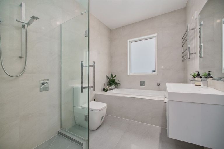 Photo of property in 11 San Casello Rise, Henderson, Auckland, 0612