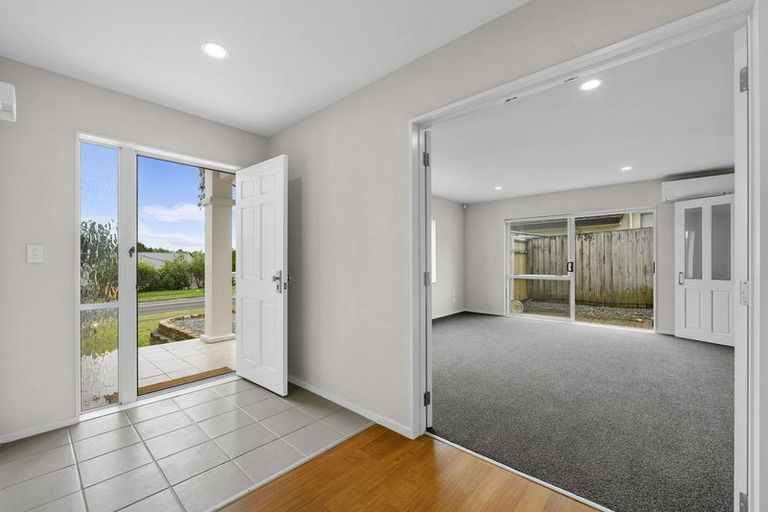 Photo of property in 27 Calypso Way, Unsworth Heights, Auckland, 0632