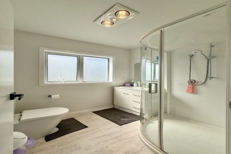 Photo of property in 9b Raymond Terrace, Northcote, Auckland, 0627