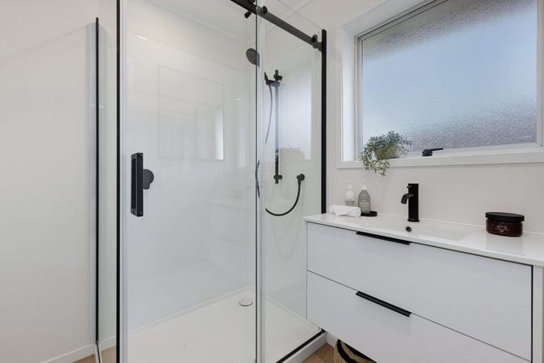 Photo of property in 2/33 Butterworth Drive, Glendene, Auckland, 0602